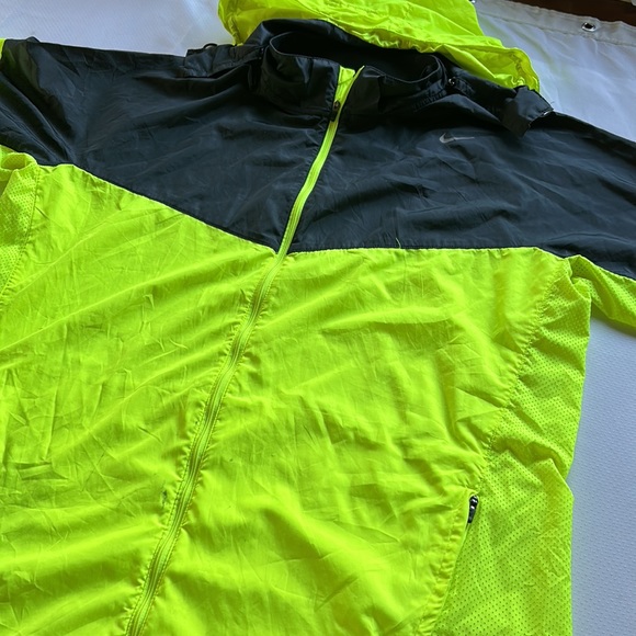 Nike Running HiVis Light Jacket Unisex XL High Visibility Reflective Windbreaker - Picture 1 of 8